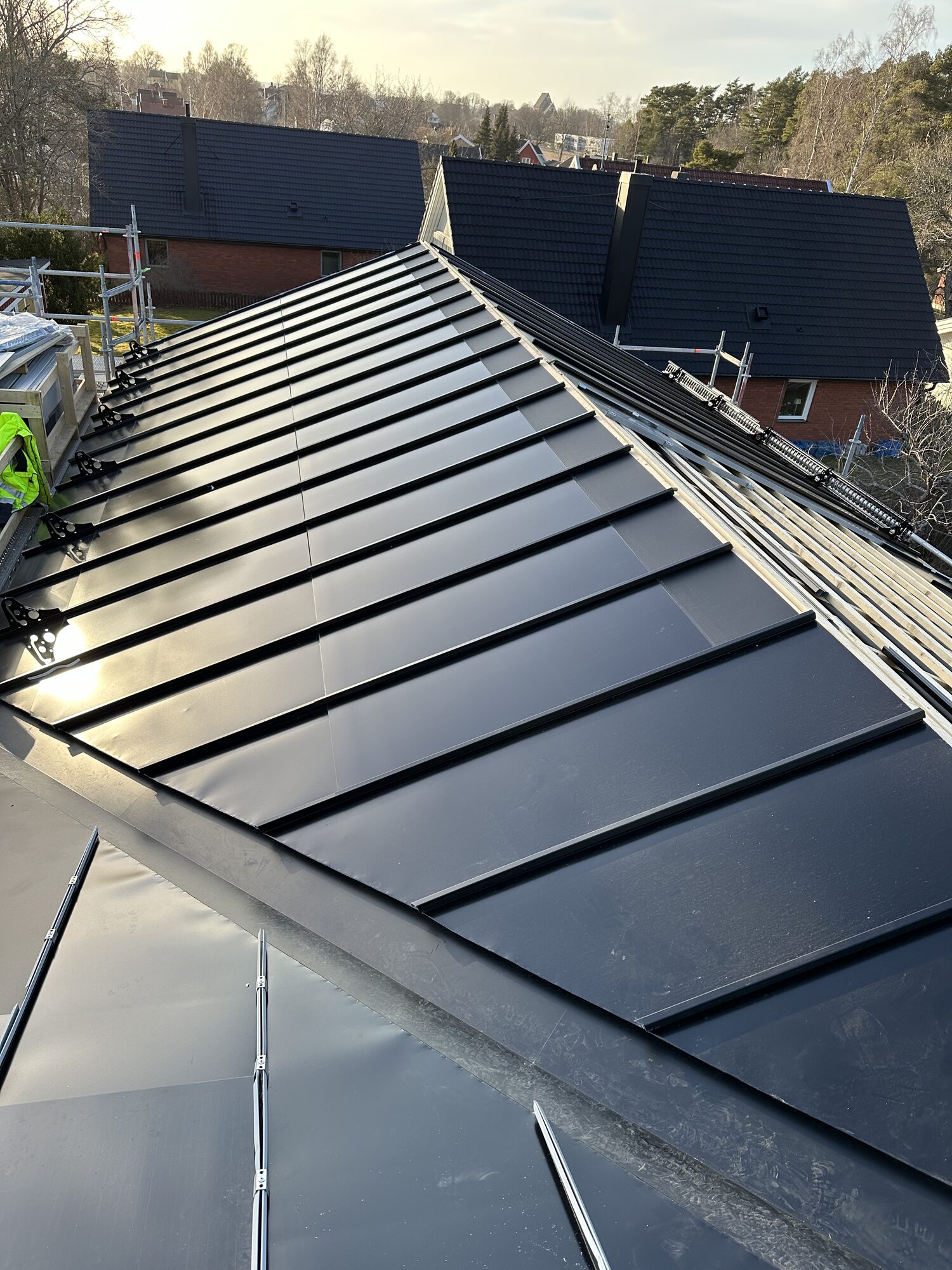 Standing seam and panel edge detail meeting at the hip