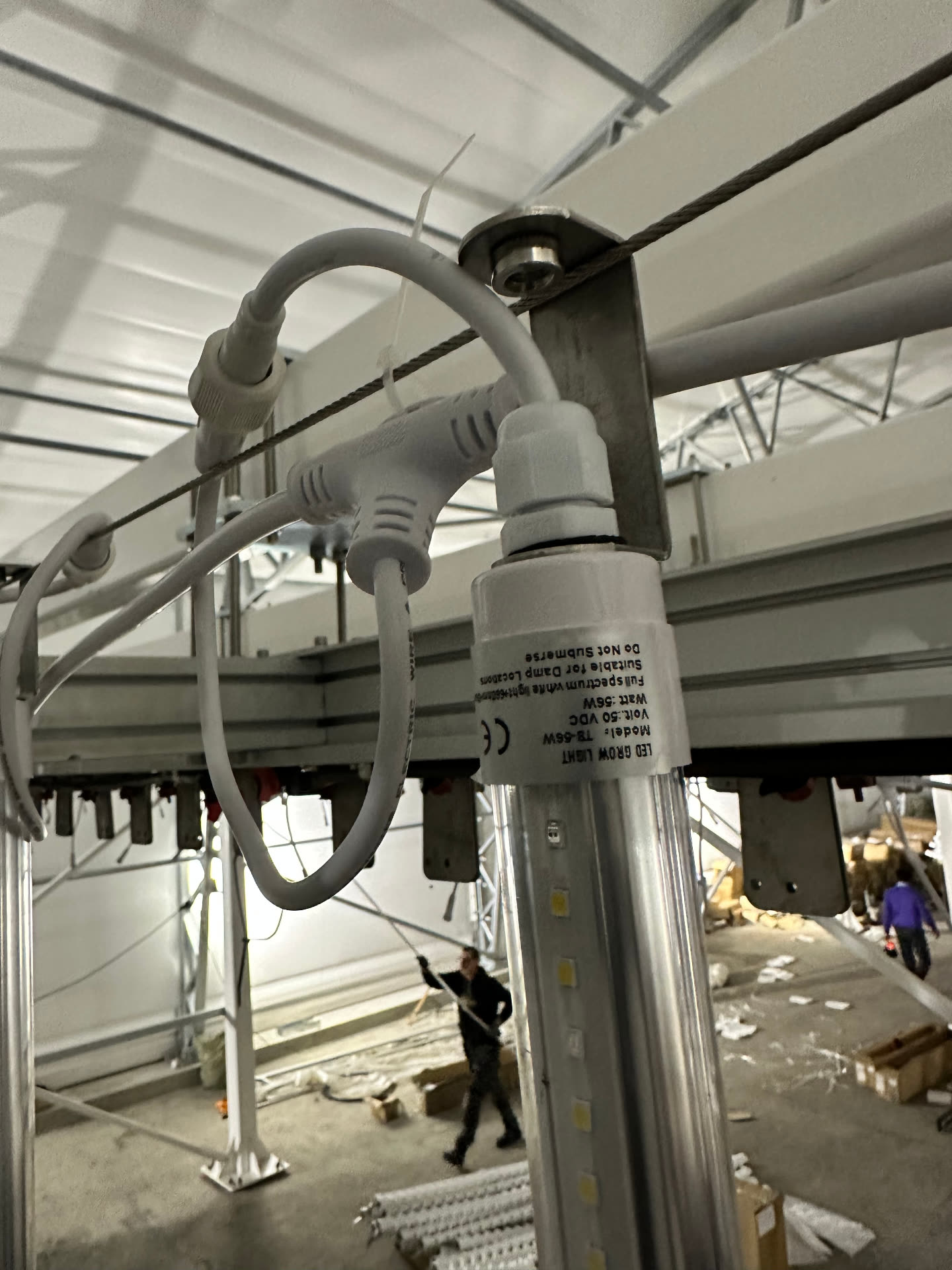 Damp-rated LED grow light connector fixed to the support rail