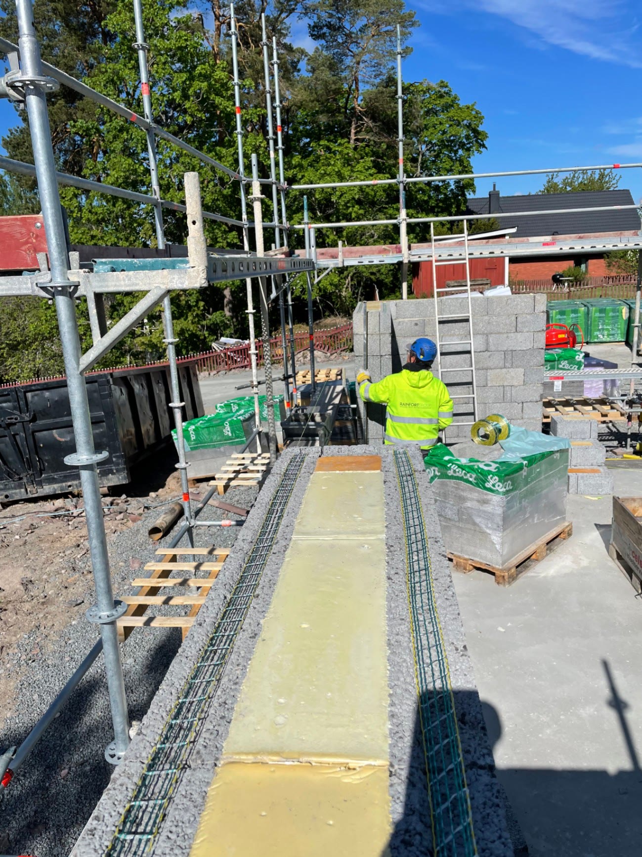 Reinforced and insulated lintel course prepared over an opening in the block wall