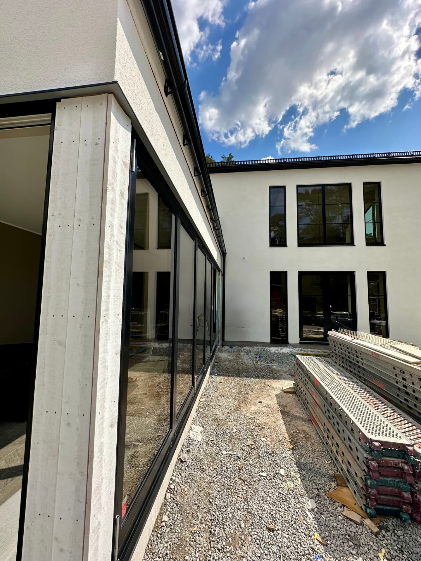 Glazed courtyard link between two wings of a new private house